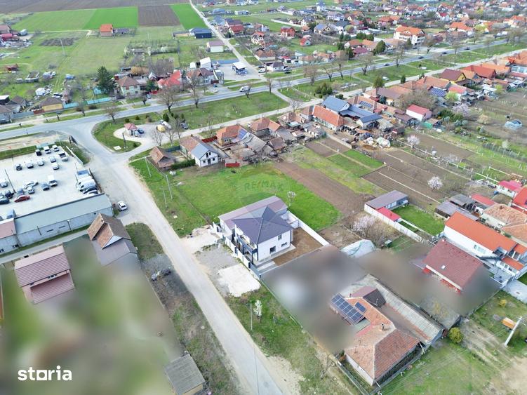 Casă cu 5 camere cu Teren 382 Mp în Zimandu Nou
