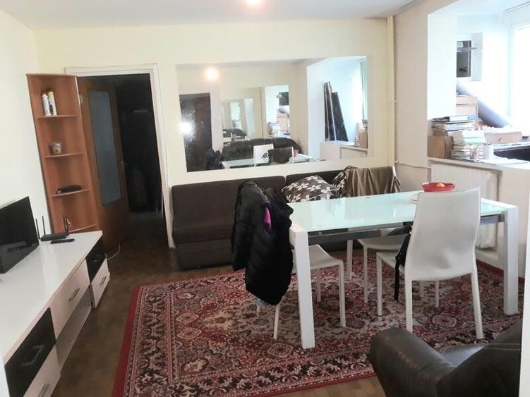 Apartament cu 3 camere semidecomandat în Colentina