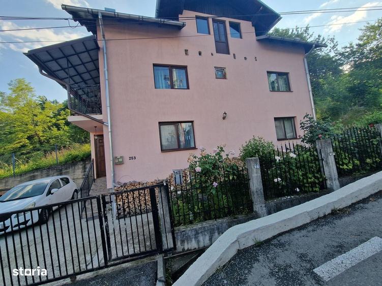 Casă cu 4 camere în Ghioșești