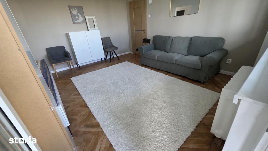 Apartament cu 3 camere semidecomandat în Tei