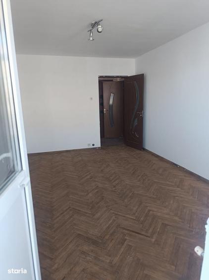 Apartament cu 3 camere decomandat în Craiovița Nouă