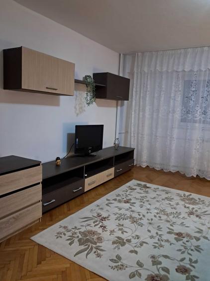Apartament cu 3 camere decomandat în Exterior Vest