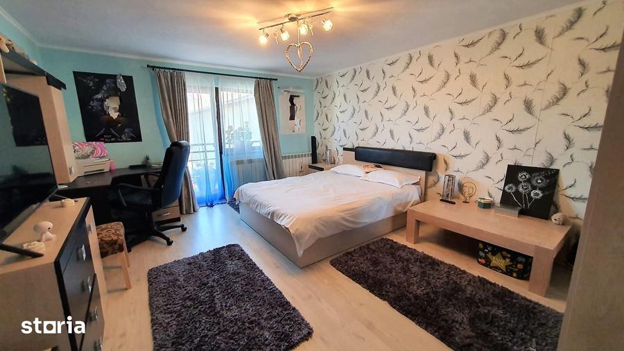 Casă cu 8 camere cu Teren 430 Mp în Valea Aurie