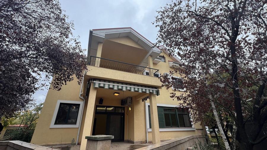 Casă individuală cu 7 camere cu Canalizare în Băneasa
