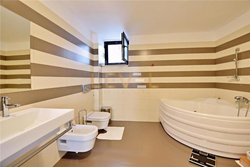 Casă individuală cu 8 camere cu Canalizare în Herăstrău