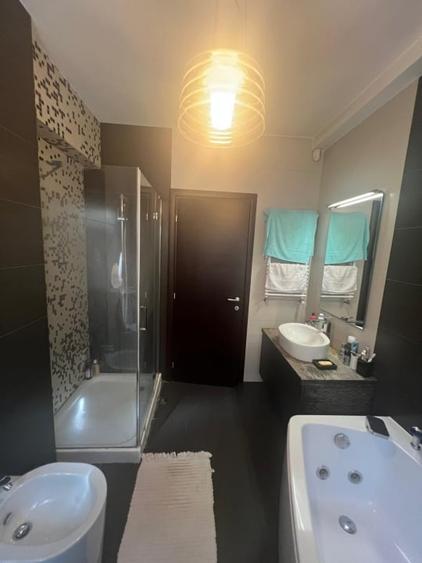 Apartament cu 5 camere decomandat în Herăstrău