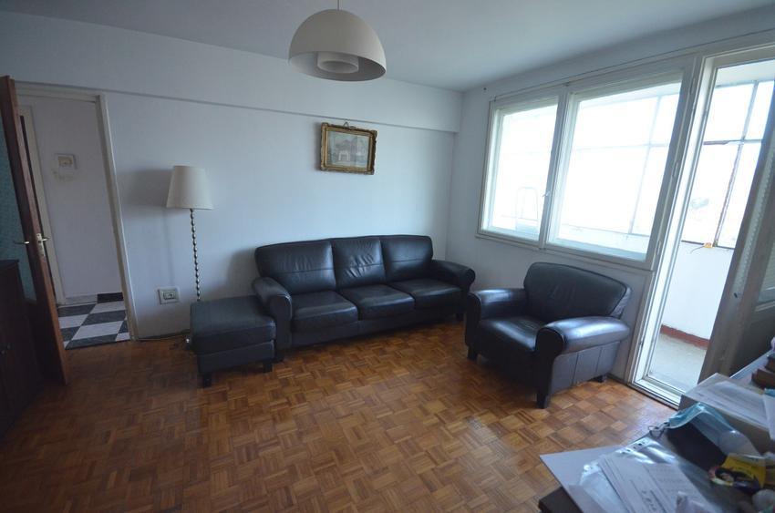 Apartament cu 3 camere semidecomandat în P-ța Muncii