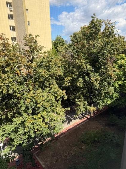 Apartament cu 3 camere semidecomandat, mobilat în Titan