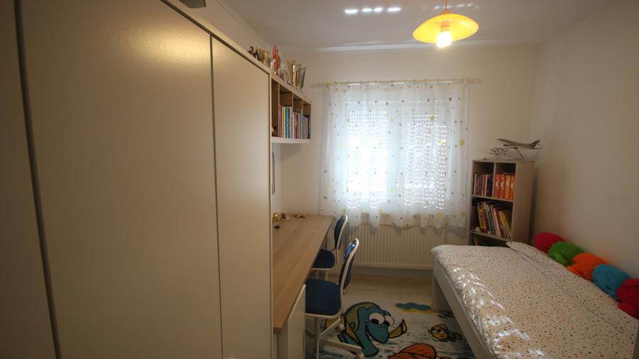 Apartament cu 3 camere semidecomandat în Cetății