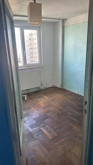 Apartament cu 3 camere decomandat în Roman