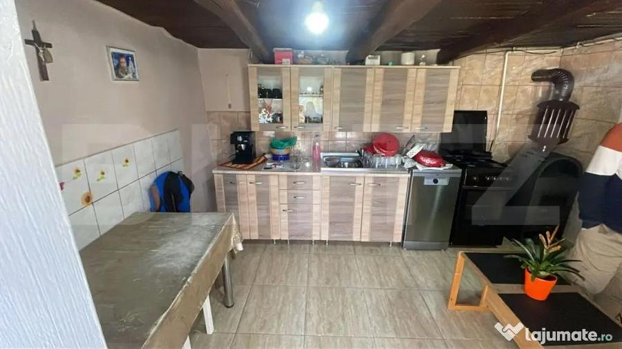 Casa cu 3 camere, 90 mp, 2 anexe gospodaresti si teren de 30 - 2