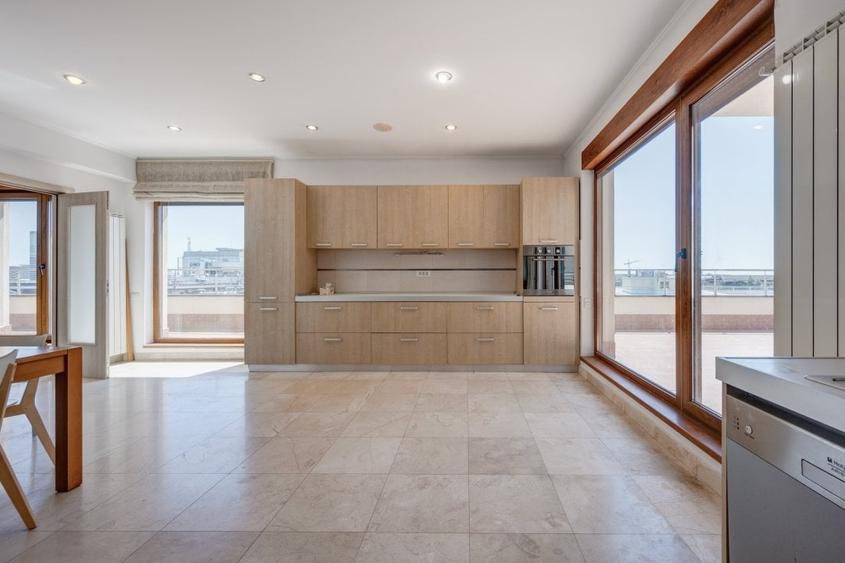 Penthouse cu 5 camere decomandat, mobilat în Herăstrău