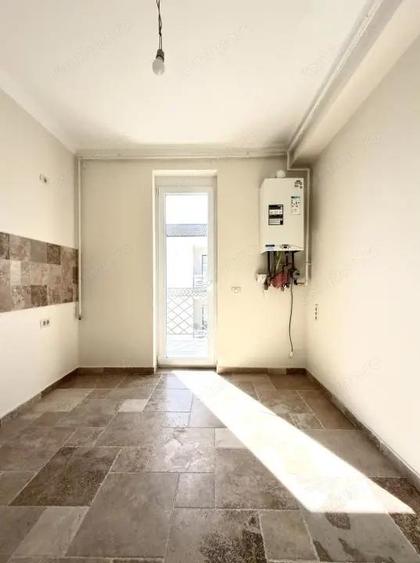 Apartament cu 3 camere decomandat în Girocului