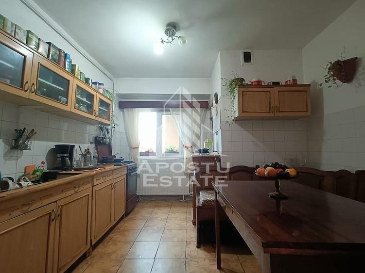 Apartament cu 4 camere decomandat, mobilat în Aradului
