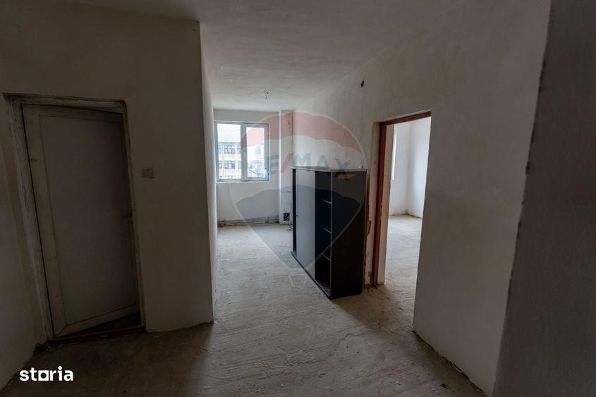 Spațiu comercial, de 3,700 mp, în Petros