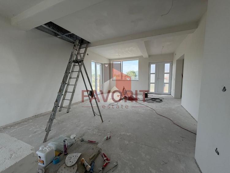 Casă cu 3 camere cu Canalizare în Sânandrei