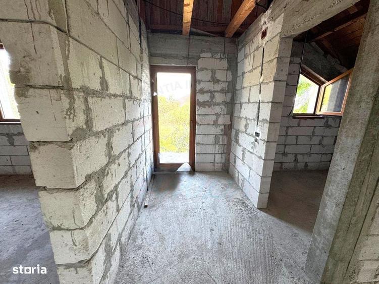 Casă cu 4 camere cu Teren 1000 Mp în Șendreni