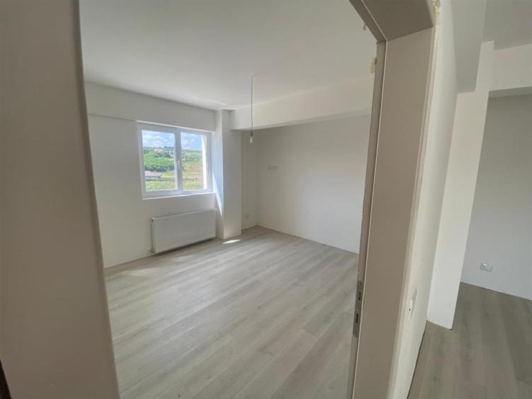 Apartament cu 3 camere semidecomandat în Bucium