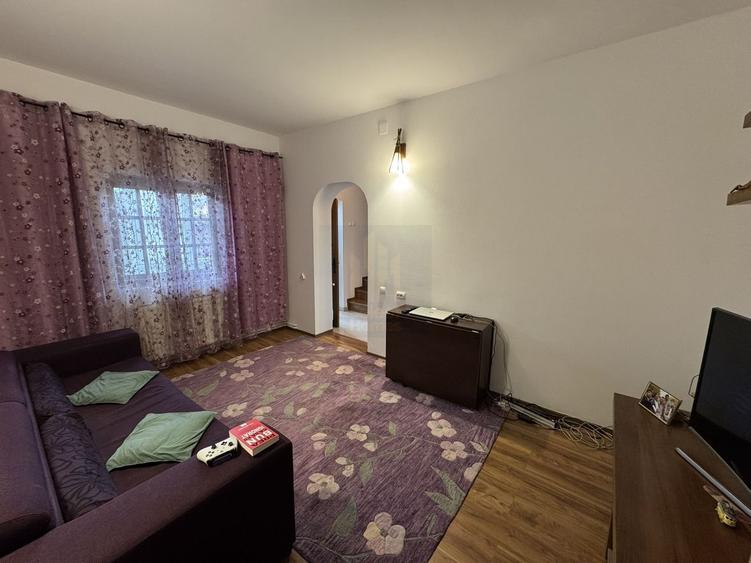 Casă individuală cu 7 camere cu Canalizare în Regie