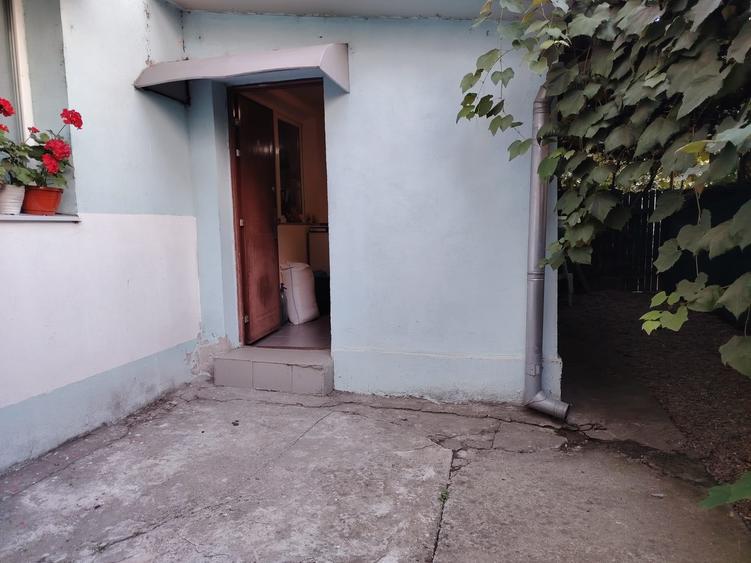 Apartament cu 3 camere semidecomandat în Craiovița Nouă