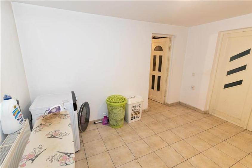 Duplex cu 8 camere cu Canalizare în Central