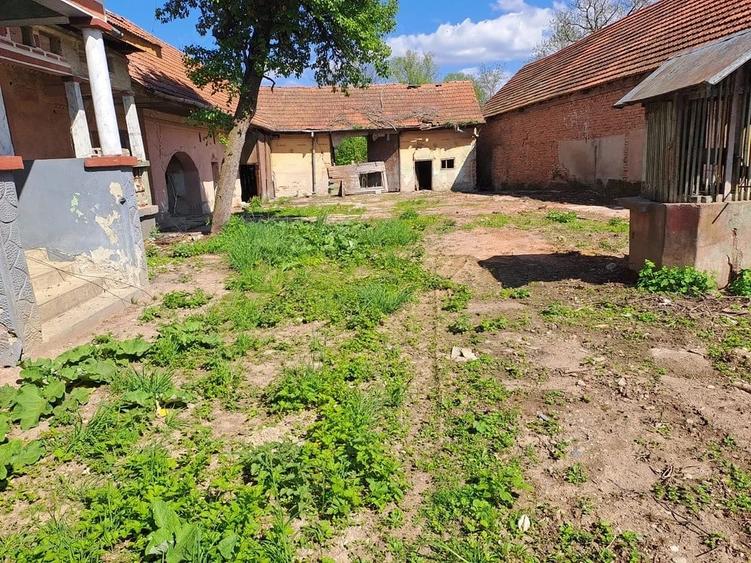 Casă cu 4 camere cu Teren 2000 Mp în Gura Văii