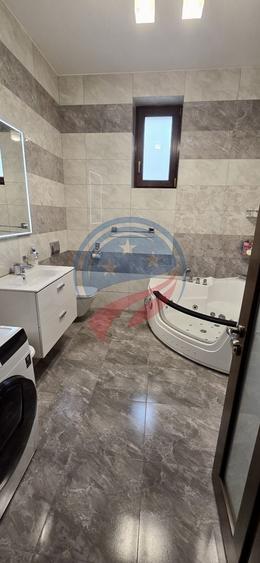 Casă individuală cu 8 camere cu Canalizare în Central