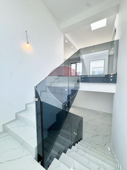 Casă individuală cu 6 camere cu Teren 422 Mp în Pipera