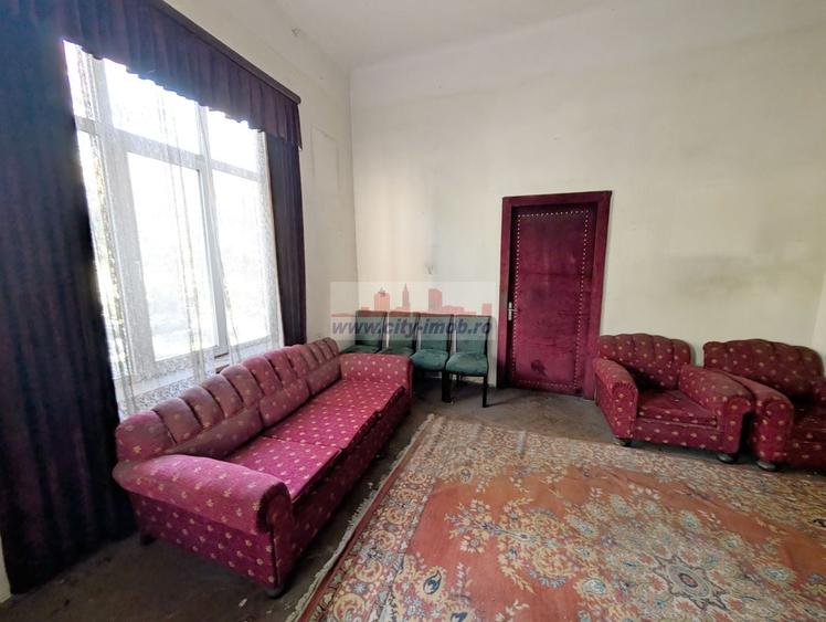 Apartament cu 3 camere semidecomandat în Victoriei