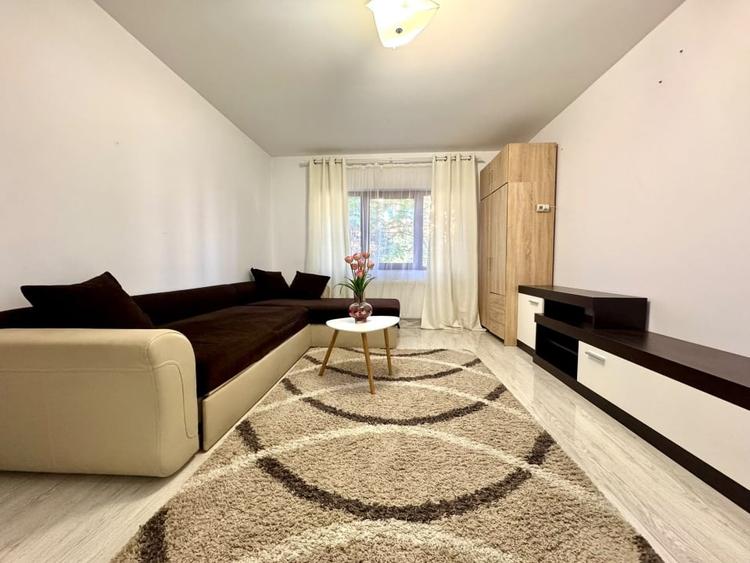 Apartament cu 3 camere decomandat, mobilat în Între Lacuri