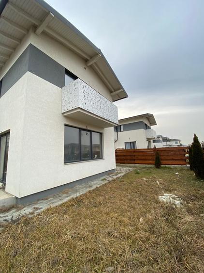 Duplex cu 4 camere cu Canalizare în Florești