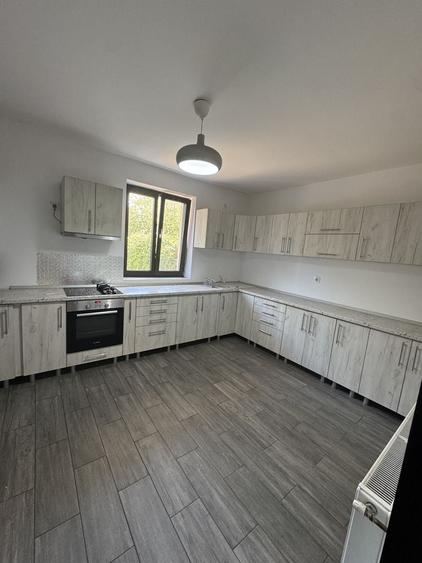 Casă cu 4 camere cu Teren 250 Mp în Central
