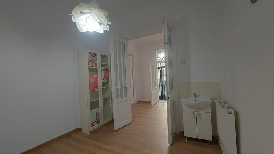Apartament cu 4 camere semidecomandat în Tineretului