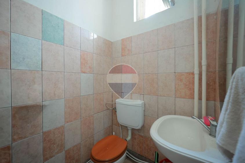 Spațiu comercial, de 75.860000610352 mp, în Rogerius