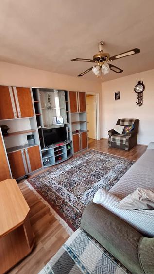 Apartament cu 3 camere semidecomandat în Rogerius