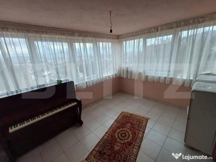 Casă cu 6 camere cu Teren 950 Mp în Central