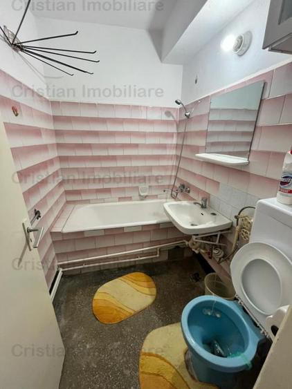 Apartament cu 3 camere semidecomandat în Apollo