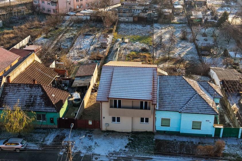 Casă individuală cu 4 camere cu Canalizare în Aradul Nou