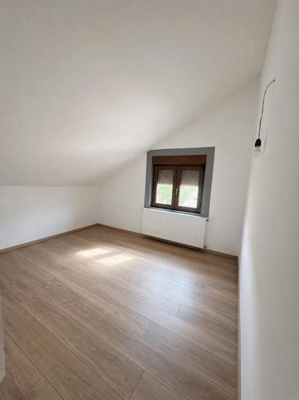 Casă individuală cu 6 camere cu Canalizare în Săsar