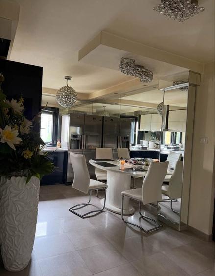 Apartament cu 3 camere decomandat în Girocului