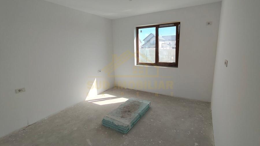 Casă individuală cu 5 camere cu Teren 492 Mp în Central