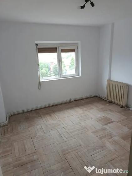 Apartament cu 3 camere decomandat în Decebal
