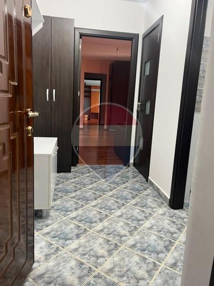 Apartament cu 2 camere semidecomandat, mobilat în Cina