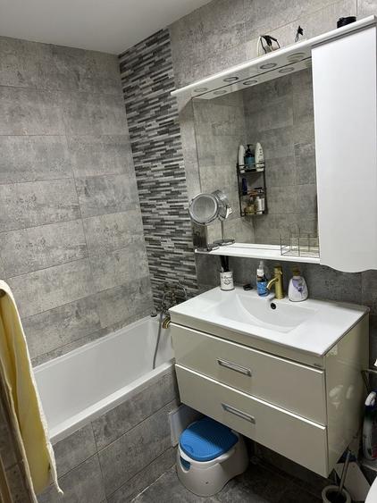 Apartament cu 3 camere decomandat în Exterior Vest