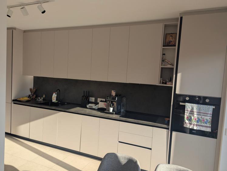 Apartament cu 3 camere decomandat în Jiului