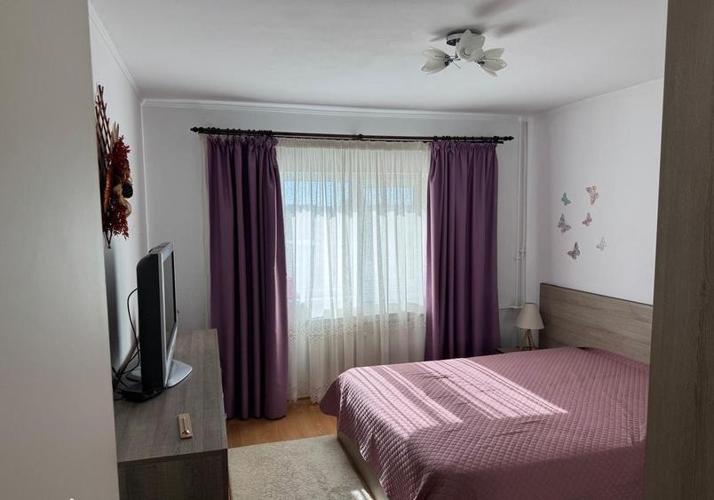 Apartament cu 3 camere semidecomandat, mobilat în Drumul Taberei