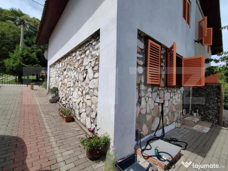 Casă cu 7 camere cu Teren 440 Mp în Poiana