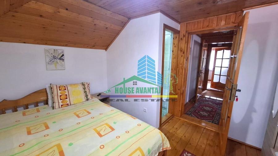 Casă individuală cu 10 camere cu Canalizare în Lepșa