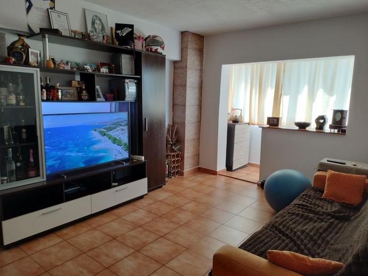 Apartament cu 3 camere semidecomandat în Titan