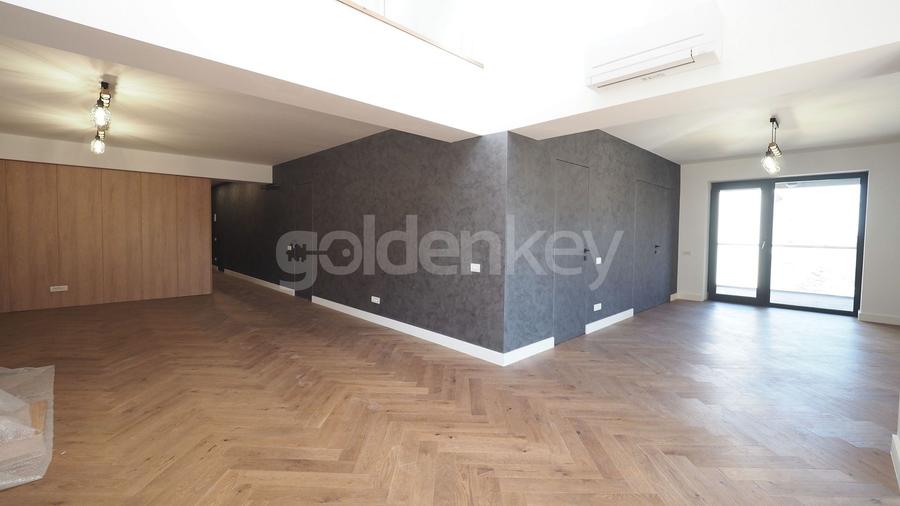 Apartament cu 4 camere semidecomandat în Băneasa